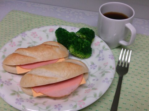 朝ごはんにプチパン♪ハムチーズホットサンドイッチ♪